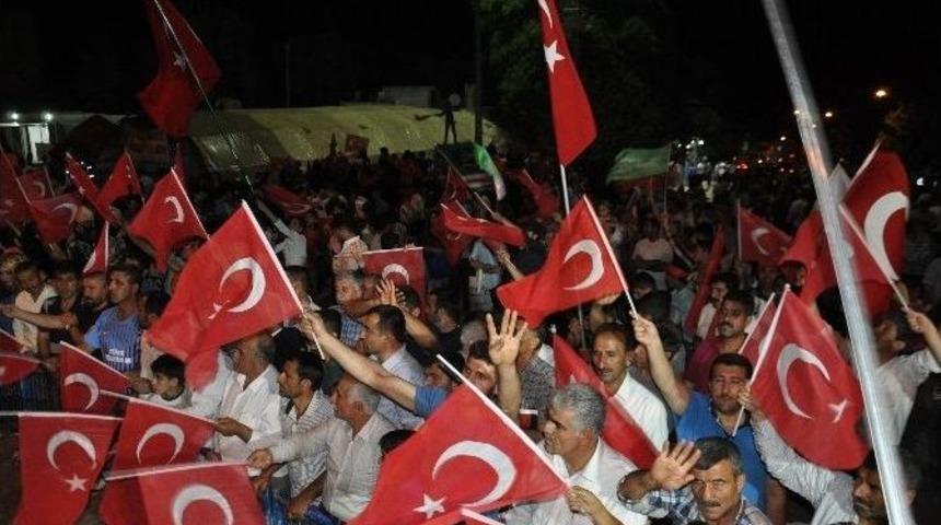 Demokrasi N&ouml;betinde Cumhurbaşkanına Yazdığı Şiiri Okudu