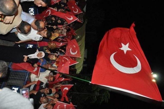 Demokrasi Nöbetinde Cumhurbaşkanına Yazdığı Şiiri Okudu