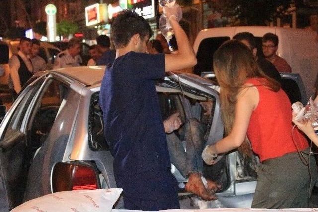 Çarptığı Otomobilin Bagajına Girdi