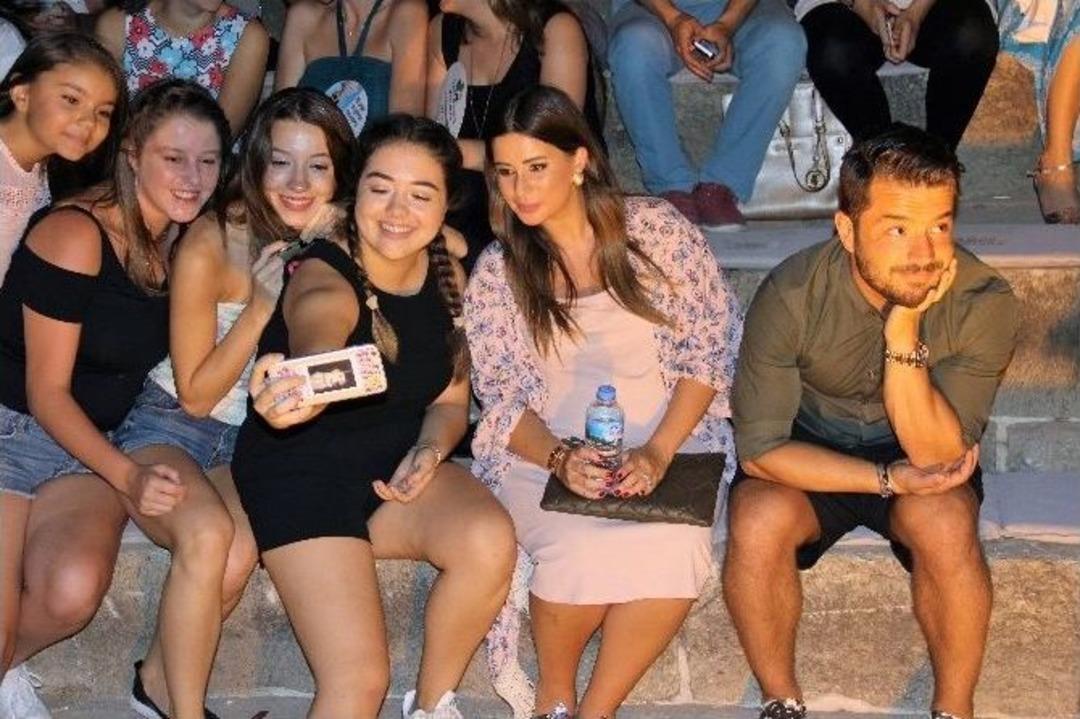 Buse Terim Kızını Kucaklamak İ&ccedil;in G&uuml;n Sayıyor