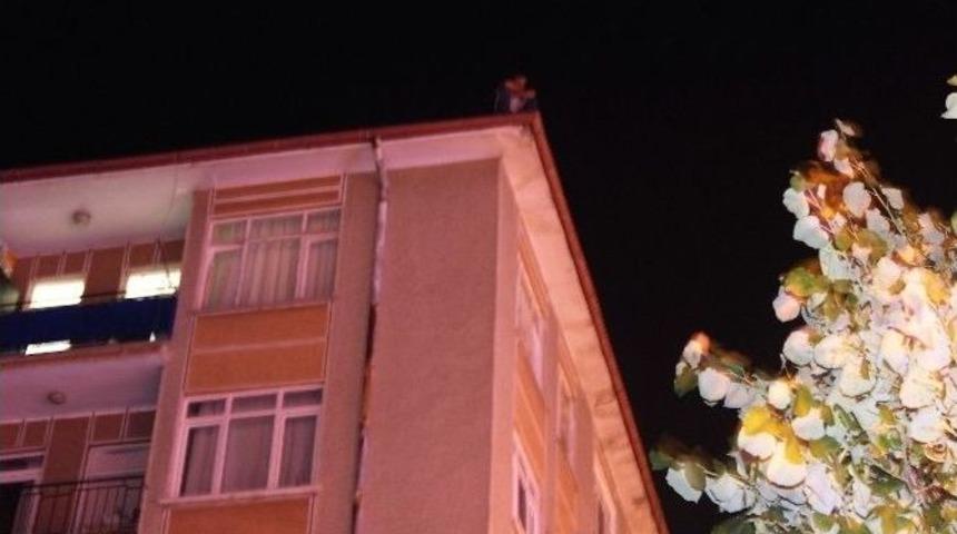 Polis, Arabuluculuk Yaparak İntihar Etmek İsteyen Kişiyi &Ccedil;atıdan Aldı