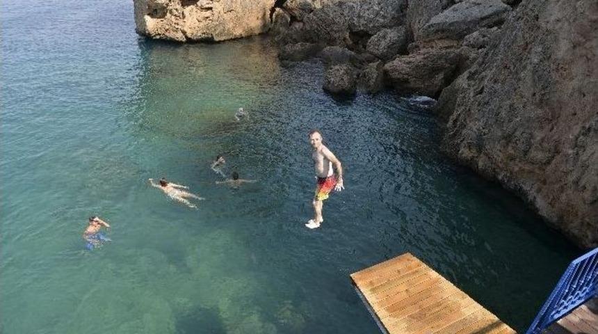 Falezlerdeki Ahşap Halk Plajına Yoğun İlgi