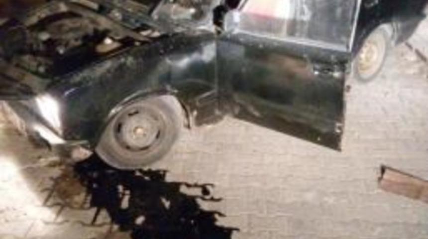 Diyarbakır&rsquo;da &Ccedil;aldıkları Otomobille Kaza Yapan 3 Hırsız Aracı Bırakıp Ka&ccedil;tı