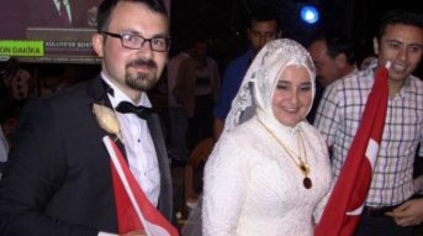 Demokrasi N&ouml;betinde Gelin İle Damat