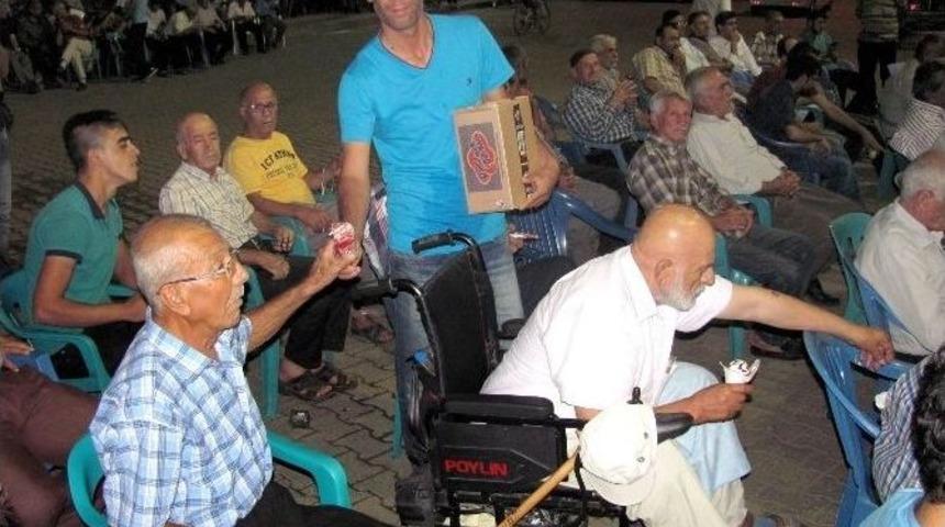 Araban&rsquo;da Demokrasi N&ouml;beti Tutan Vatandaşlara Dondurma İkram Edildi
