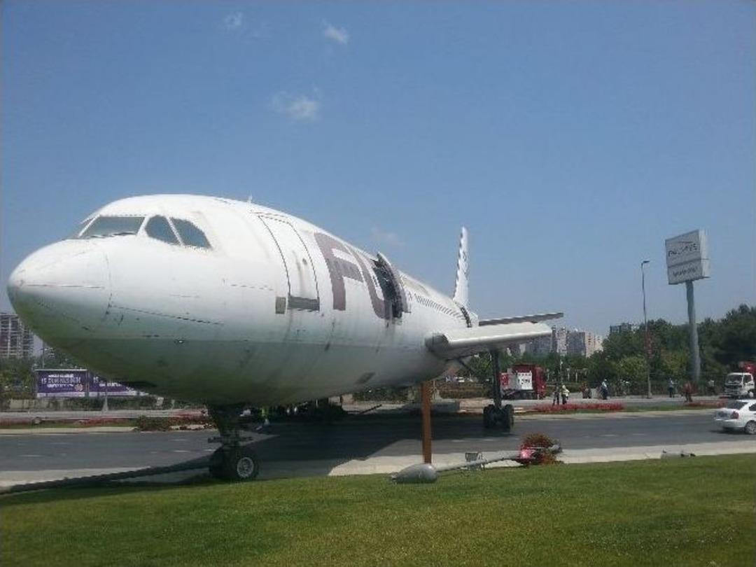 Yolda U&ccedil;ak G&ouml;ren Vatandaşlar Neye Uğradığını Şaşırdı