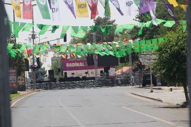 Diyarbakır’da Hdp Mitingi Öncesi Alanda Bomba Araması Yapıldı