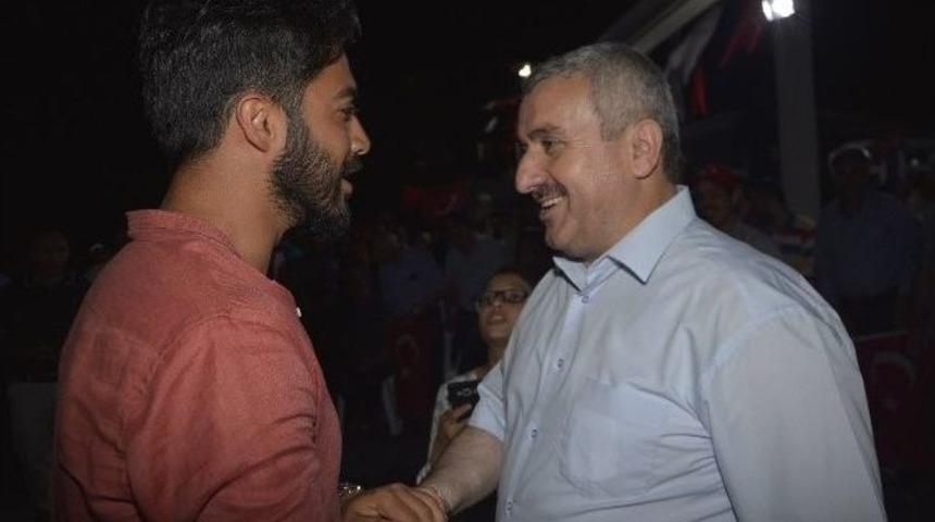 Sanat&ccedil;ılar K&ouml;rfez&rsquo;de Demokrasi N&ouml;betine Destek Verdi