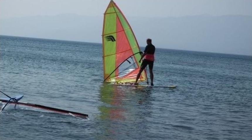 &Ouml;ren Sahilinde S&ouml;rf Dersi