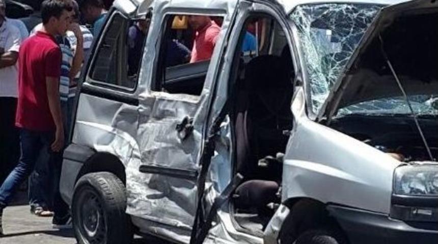 Kamyonet İle Tır &Ccedil;arpıştı: 1 &Ouml;l&uuml;, 6 Yaralı