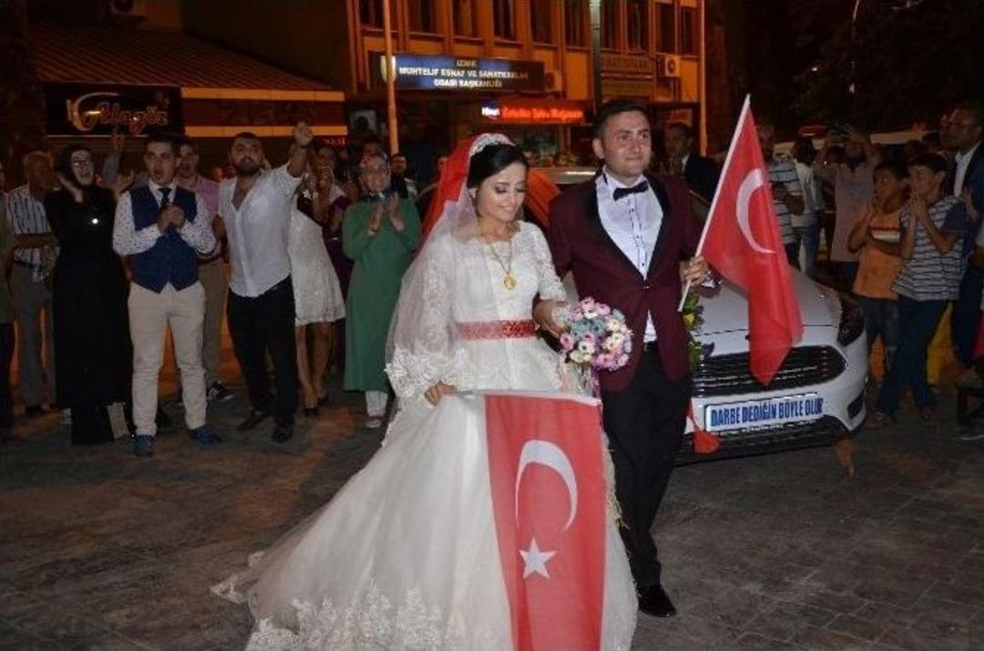 Gelin Ve Damat Demokrasi N&ouml;betinde