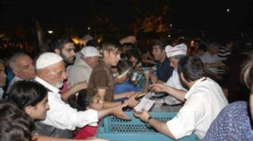 Demokrasi N&ouml;beti Tutan 3 Bin Kişiye Yemek İkramı