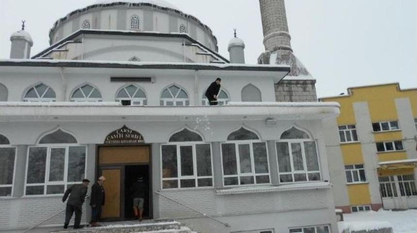 26 Yıllık İmam, Kızının D&uuml;ğ&uuml;n&uuml;nde Kalbine Yenik D&uuml;şt&uuml;