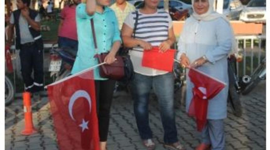 Harranlı Kadınlar Her Eve T&uuml;rk Bayrağı Dağıtıyor