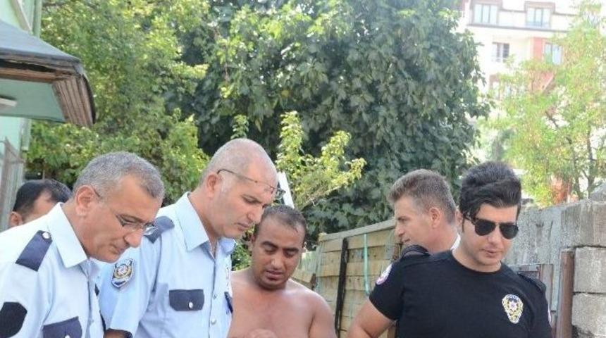 Polisten Ka&ccedil;an S&uuml;r&uuml;c&uuml; Bı&ccedil;akla Ekiplere Direndi