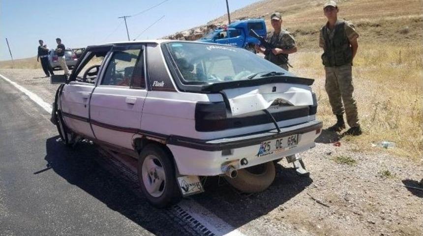 Sivas&rsquo;ta İki Otomobil &Ccedil;arpıştı: 5 Yaralı