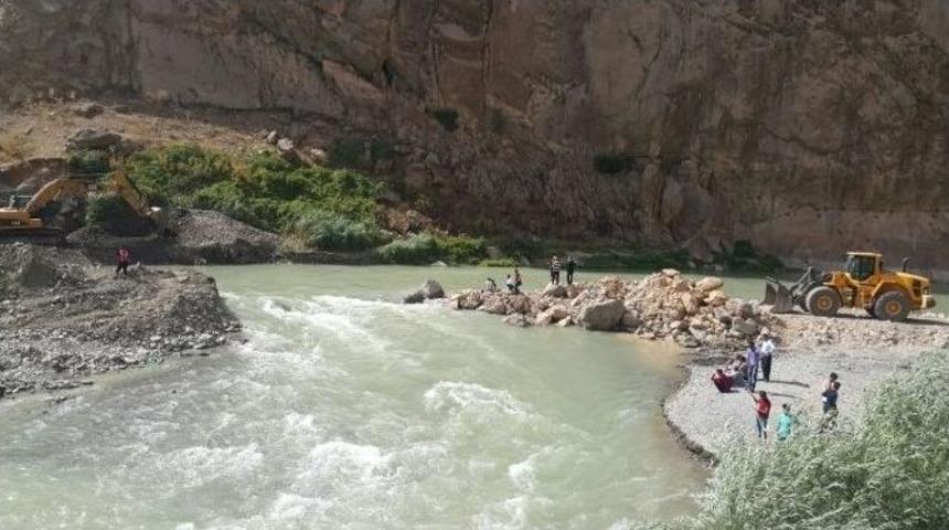 Zap Suyunda Kapılan Sevin&ccedil;&rsquo;i Arama &Ccedil;alışmaları S&uuml;r&uuml;yor
