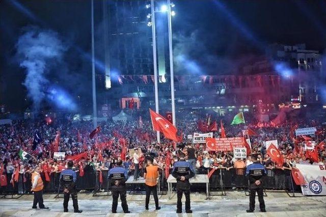 Başbakan Yardımcısı Kurtulmuş Taksim’deki Demokrasi Nöbetine Katıldı