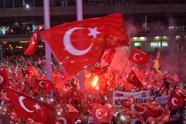 Başbakan Yardımcısı Kurtulmuş Taksim’deki Demokrasi Nöbetine Katıldı