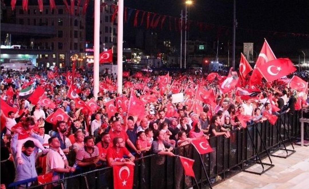 İstanbullular Demokrasi N&ouml;betine Devam Ediyor
