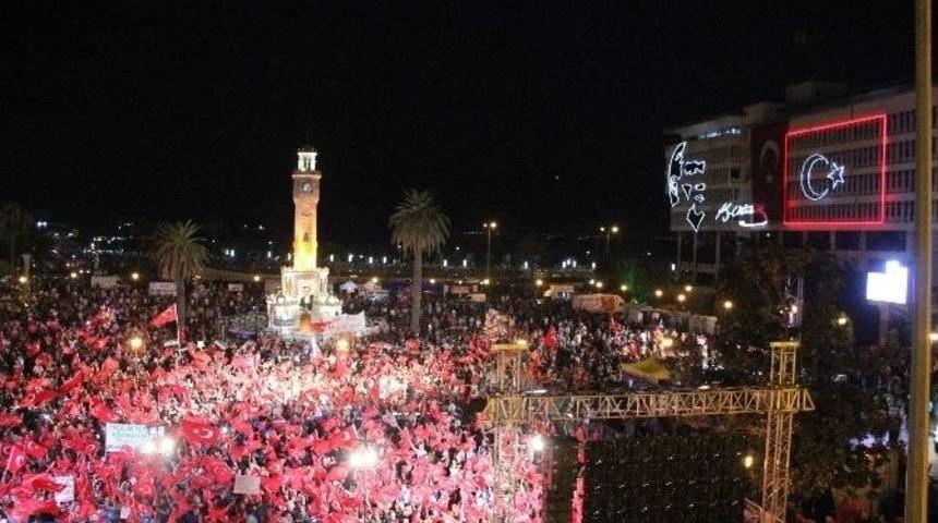 Demokrasi N&ouml;betinde Dostluklar Da Yemekler De Paylaşılıyor