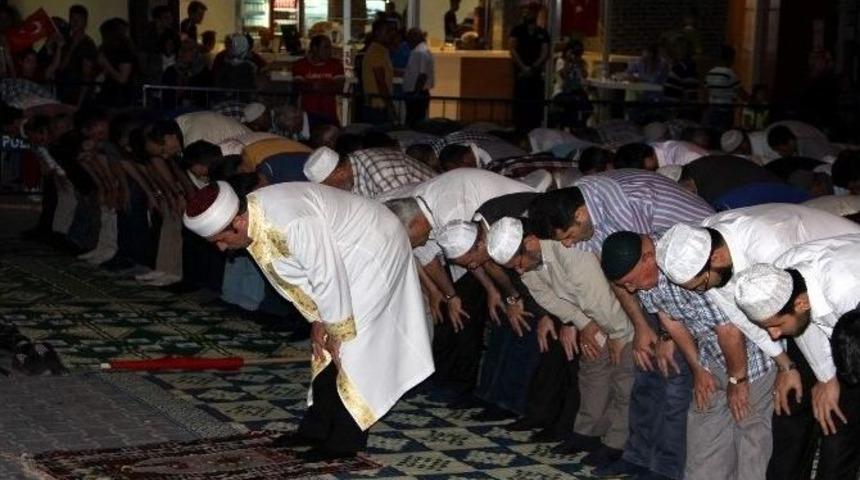 Nevşehir&rsquo;de Binlerce Vatandaş Yatsı Namazını Diriliş Meydanında Kıldı