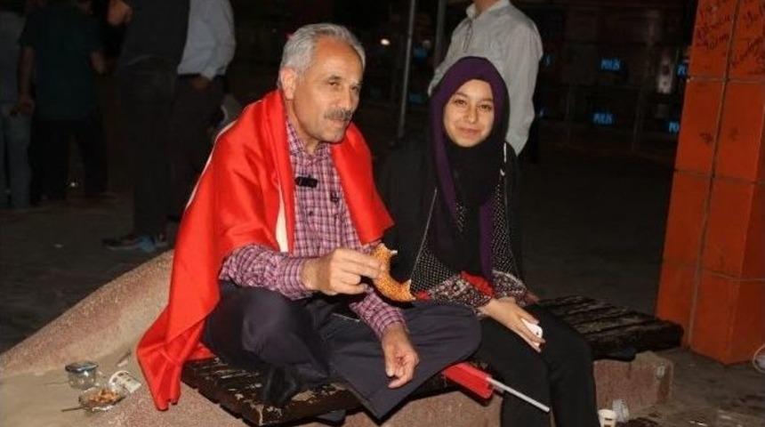 16 G&uuml;nd&uuml;r Babası İle Demokrasi N&ouml;betinde