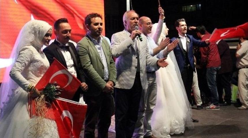 Gelinler Ve Damatlar Demokrasi N&ouml;betine Katıldı