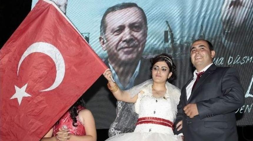&Ouml;nce D&uuml;ğ&uuml;n Yaptılar Ardından Demokrasi N&ouml;betine Katıldılar