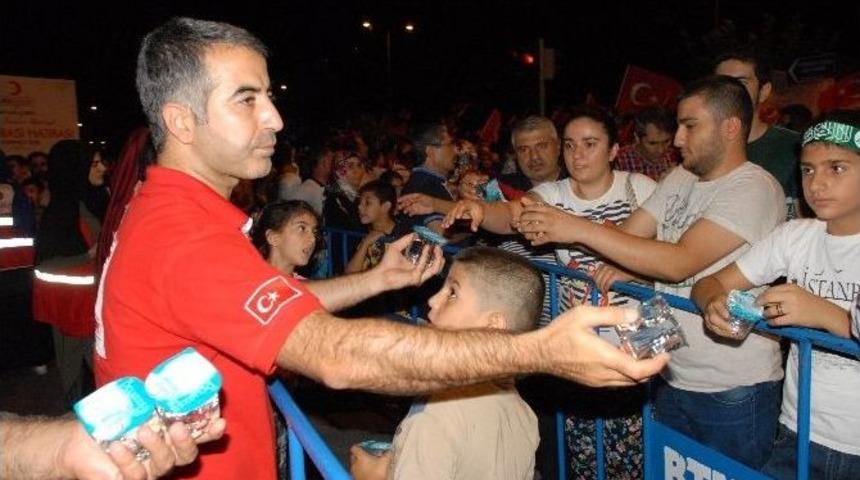 T&uuml;rk Kızılayı Demokrasi N&ouml;bet&ccedil;ilerine Destek Vermeye Devam Ediyor