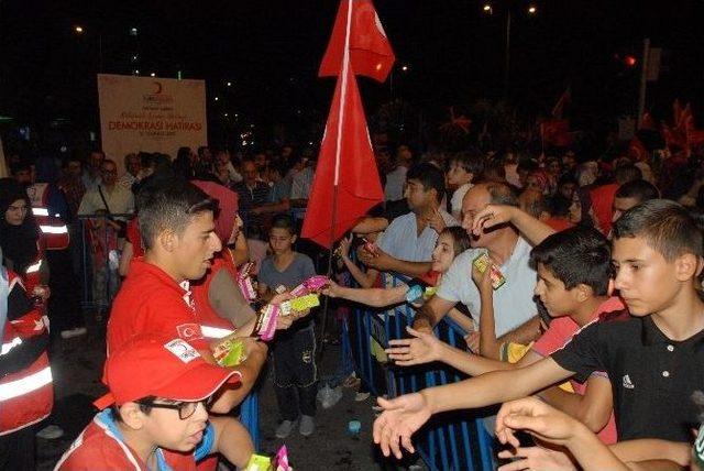 Türk Kızılayı Demokrasi Nöbetçilerine Destek Vermeye Devam Ediyor