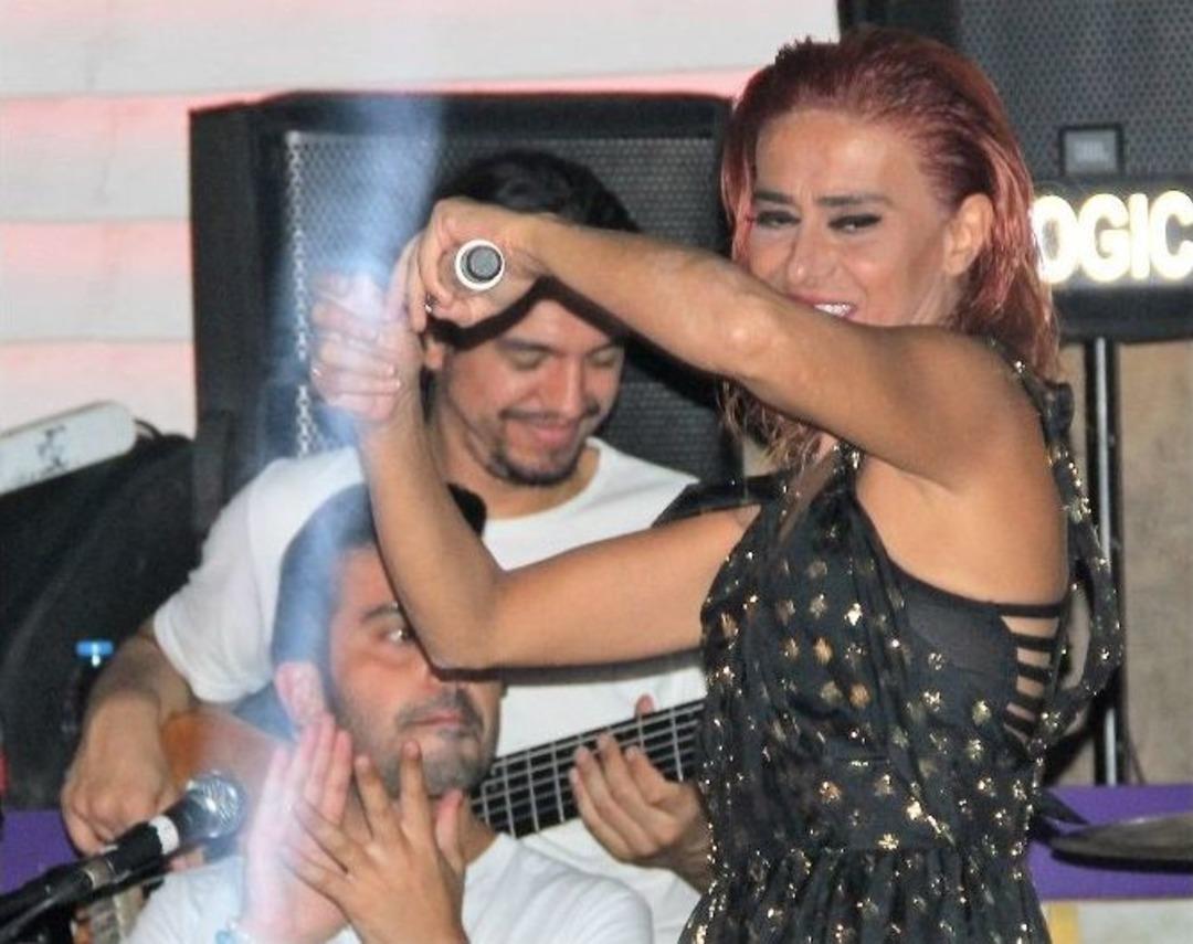 Yıldız Tilbe&rsquo;nin Bacağındaki Lekeler Kollarında Da G&ouml;r&uuml;ld&uuml;