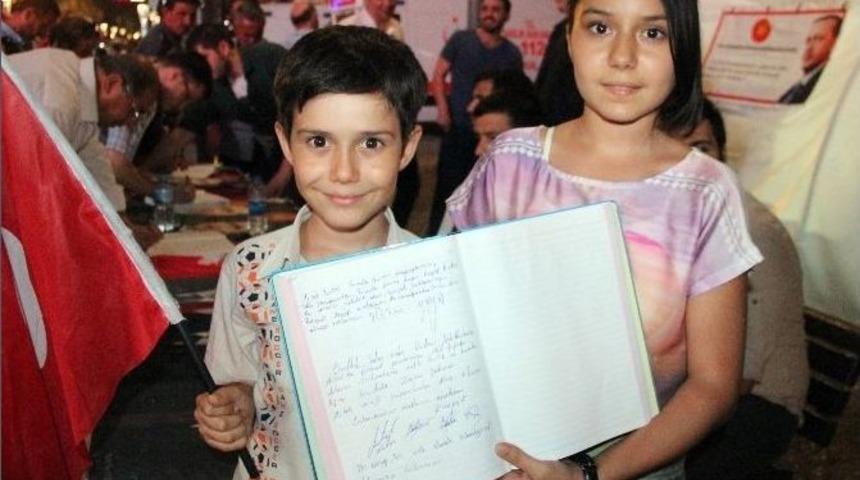 İzmir&rsquo;in Anı Defterleri Cumhurbaşkanlığı K&uuml;lliyesi Yolcusu