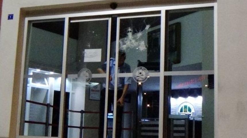 İşten &Ccedil;ıkartılan Temizlik İş&ccedil;isi Belediyenin Camlarını Taşladı