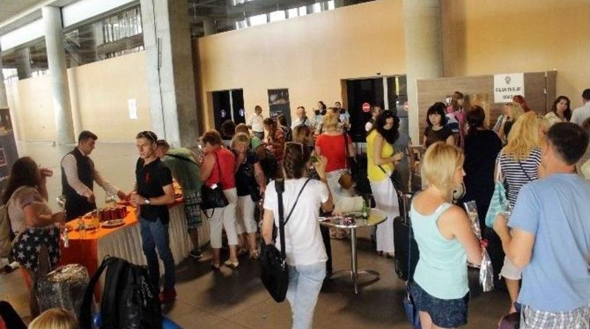 Ukrayna&rsquo;dan Dolu Gelen U&ccedil;ak Turizmcilerin Y&uuml;z&uuml;n&uuml; G&uuml;ld&uuml;rd&uuml;