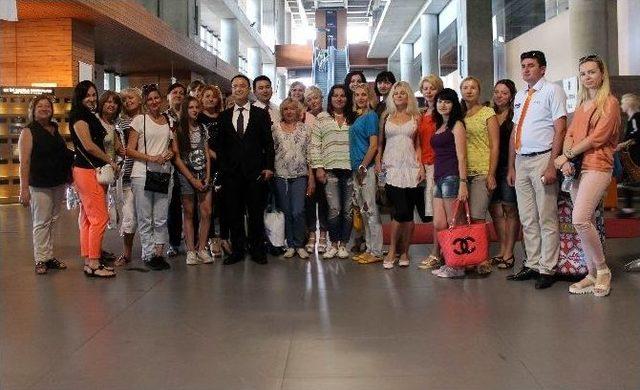 Ukrayna’dan Dolu Gelen Uçak Turizmcilerin Yüzünü Güldürdü