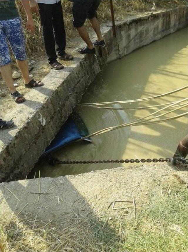 Kanala Düşen Aracı Vatandaşlar Böyle Kurtardı