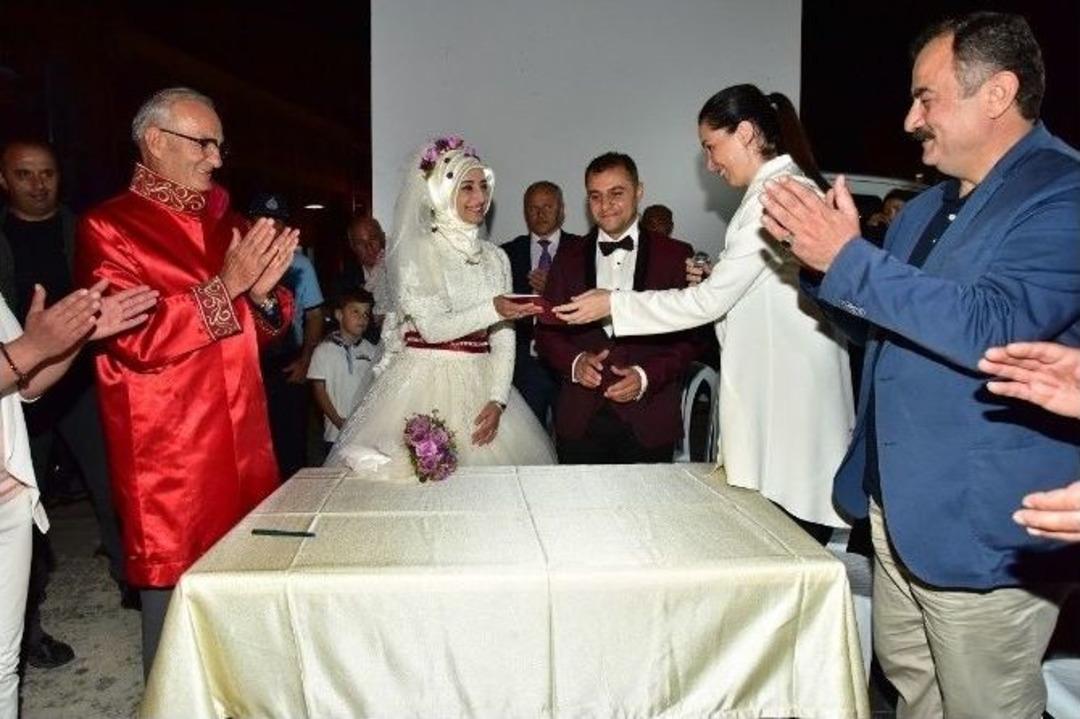 Başkan Yılmaz Demokrasi N&ouml;betinde Nikah Kıydı
