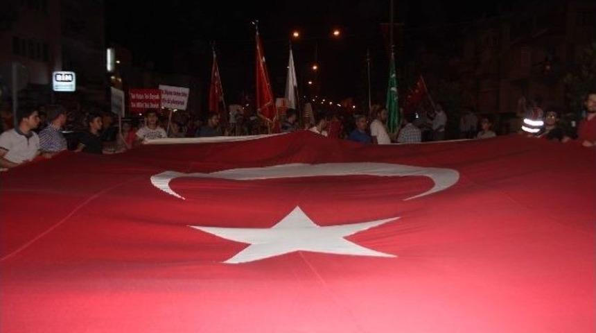 &Ccedil;ine&rsquo;de Binlerce Kişi Demokrasi İ&ccedil;in Y&uuml;r&uuml;d&uuml;