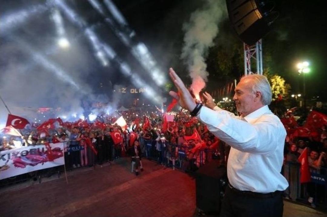 Başkan Kamil Sara&ccedil;oğlu: Bayrağını Alıp Meydanlara Koşan Hemşehrilerimle Gurur Duyuyorum