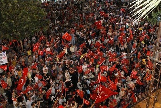 Denizli Büyükşehir Demokrasi Şehitlerine Sahip Çıkıyor