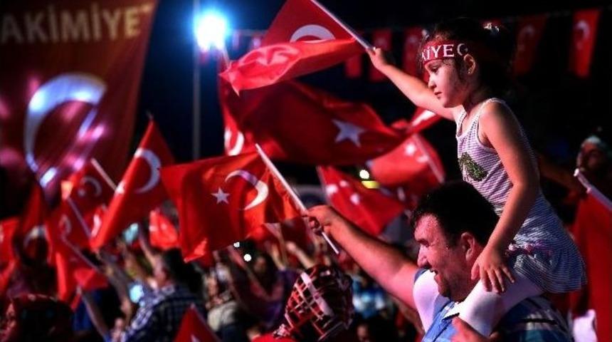 Antalya B&uuml;y&uuml;kşehir Belediyesi Demokrasi N&ouml;betinde 60 Bin Bayrak Dağıttı
