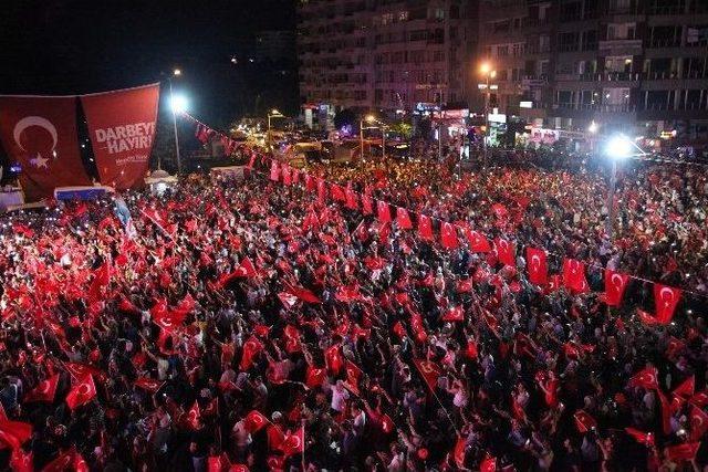 Antalya Büyükşehir Belediyesi Demokrasi Nöbetinde 60 Bin Bayrak Dağıttı