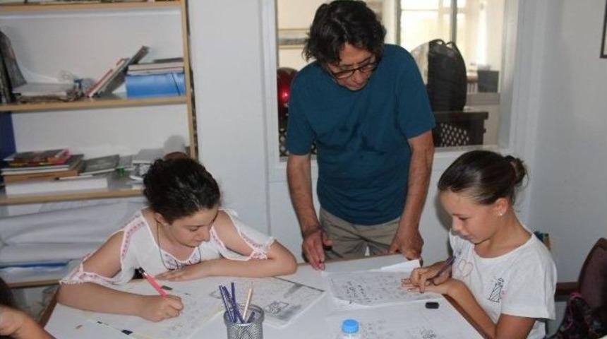 Oktay Ekinci Karikat&uuml;rl&uuml; Ev &Ccedil;ocuk At&ouml;lyesi, Eğitimlerini S&uuml;rd&uuml;r&uuml;yor