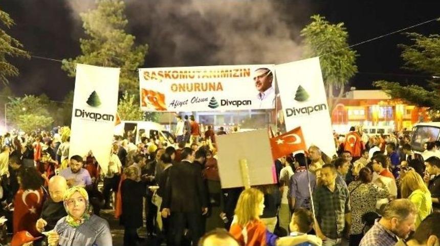 Kombassan&rsquo;dan Demokrasi N&ouml;betindeki Vatandaşlara İkram