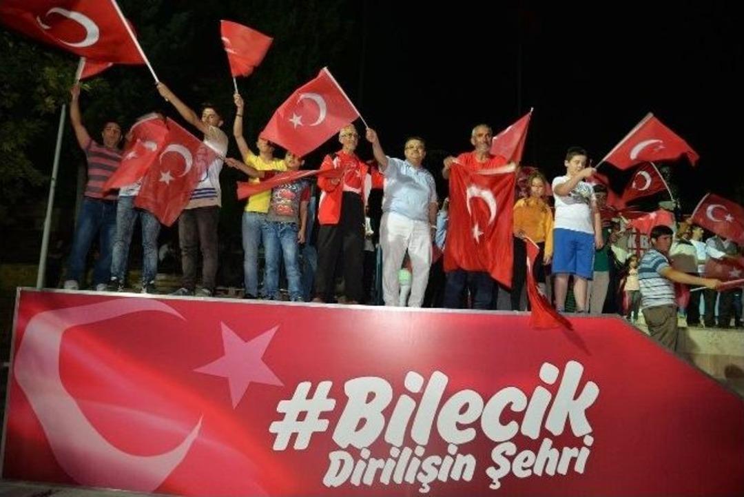 Bilecikliler Demokrasi N&ouml;betini S&uuml;rd&uuml;r&uuml;yor