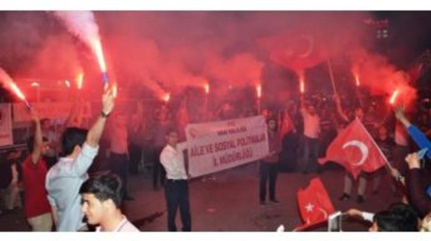 Asp M&uuml;d&uuml;rl&uuml;ğ&uuml; &Ccedil;alışanlarından Meşaleli G&ouml;steri