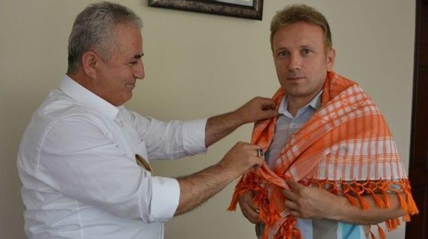 Kaymakam Tanrıkulu&rsquo;na Şenlik Ağası Sarıca&rsquo;dan Plaket