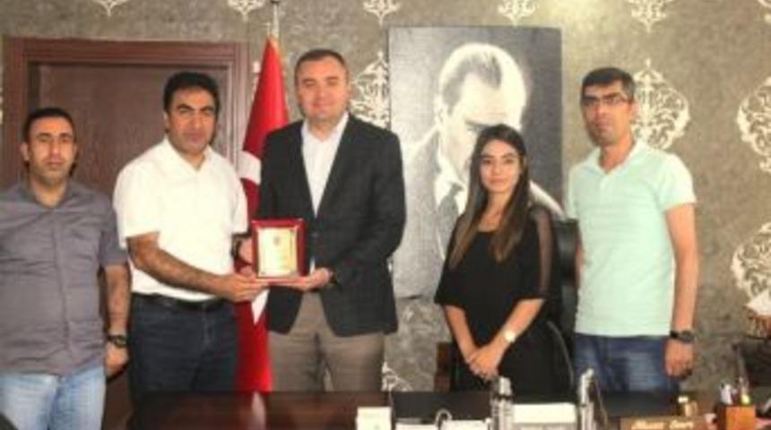 Abb&rsquo;den Kaymakam Sarı&rsquo;ya Plaket