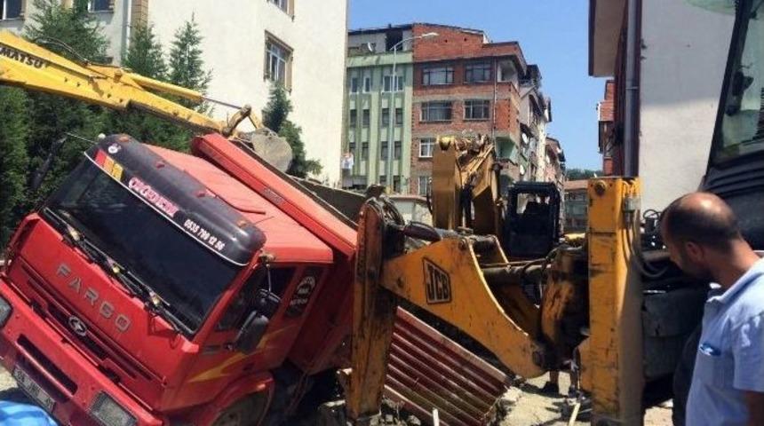 Kanalizasyon &Ccedil;alışmasında Toprak Kaydı: 2 Yaralı